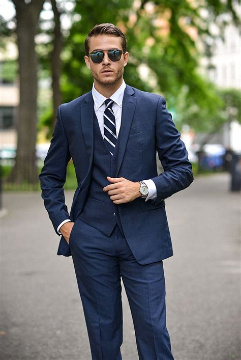 what color shirt with blue suit